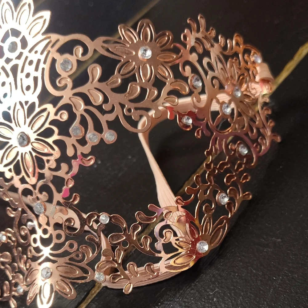 BEAUTIFUL ROSE GOLD FACE MASK FLORAL  WITH RHINESTONES